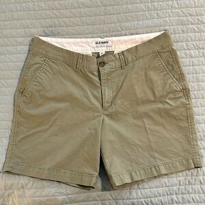 Old Navy 7” inseam army green khaki shorts 8 Tall